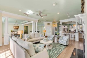 Televisie, een open haard en een stereo