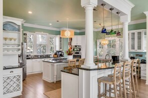 Een koelkast, een vaatwasser, een koffiezetapparaat/waterkoker