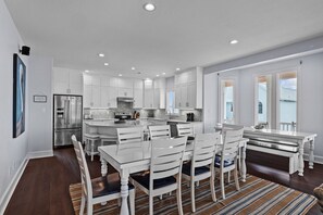 Dining - Pet Friendly,Oceanfront,private pool,beach boardwalk,located in Spinnakers Reach (Emerald Isle)