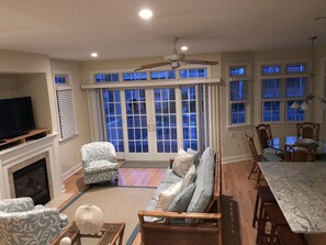 Smart TV, fireplace, DVD player, books - Gold Coast, 6 Houses to the Beach (Ocean City)