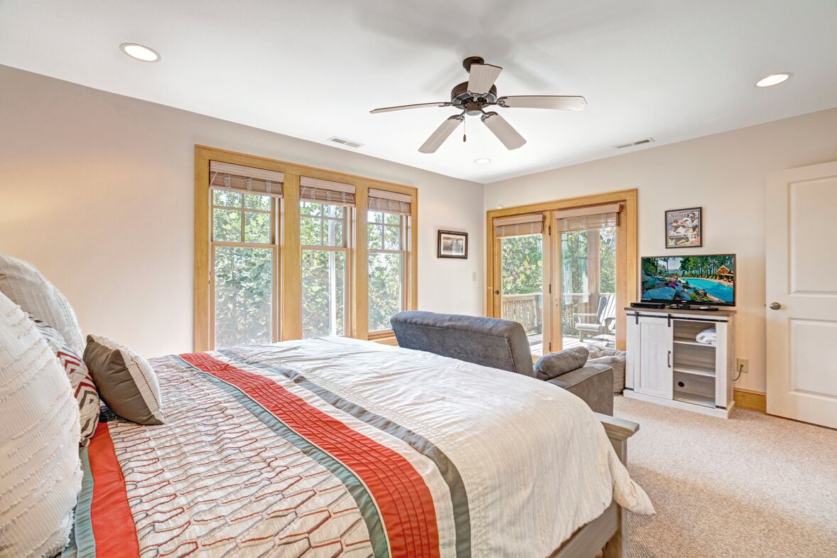 3 bedrooms, iron/ironing board, internet, bed sheets