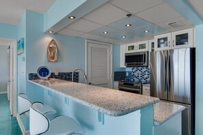 Kjøleskap, mikrobølgeovn, oppvaskmaskin og brødrister