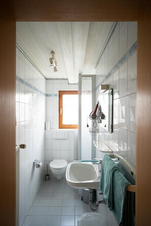 Apartment 1 (incl. Cleaning Fee) | Baño | Regadera, secadora de cabello, toallas