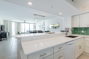 Een koelkast, een vaatwasser, een koffiezetapparaat/waterkoker