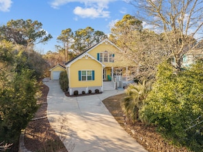 Exterior - Pet Friendly, Oceanside Interior Home Private Pool, Golf Cart, and Easy Access. (Emerald Isle)