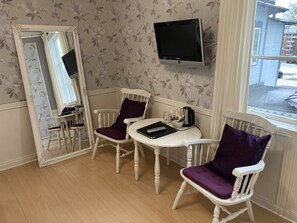 Familiekamer, uitzicht op tuin | Badkamer | Een douche, een haardroger, handdoeken