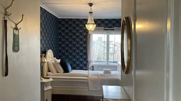Single Room, Garden View | Individually decorated, individually furnished, iron/ironing board