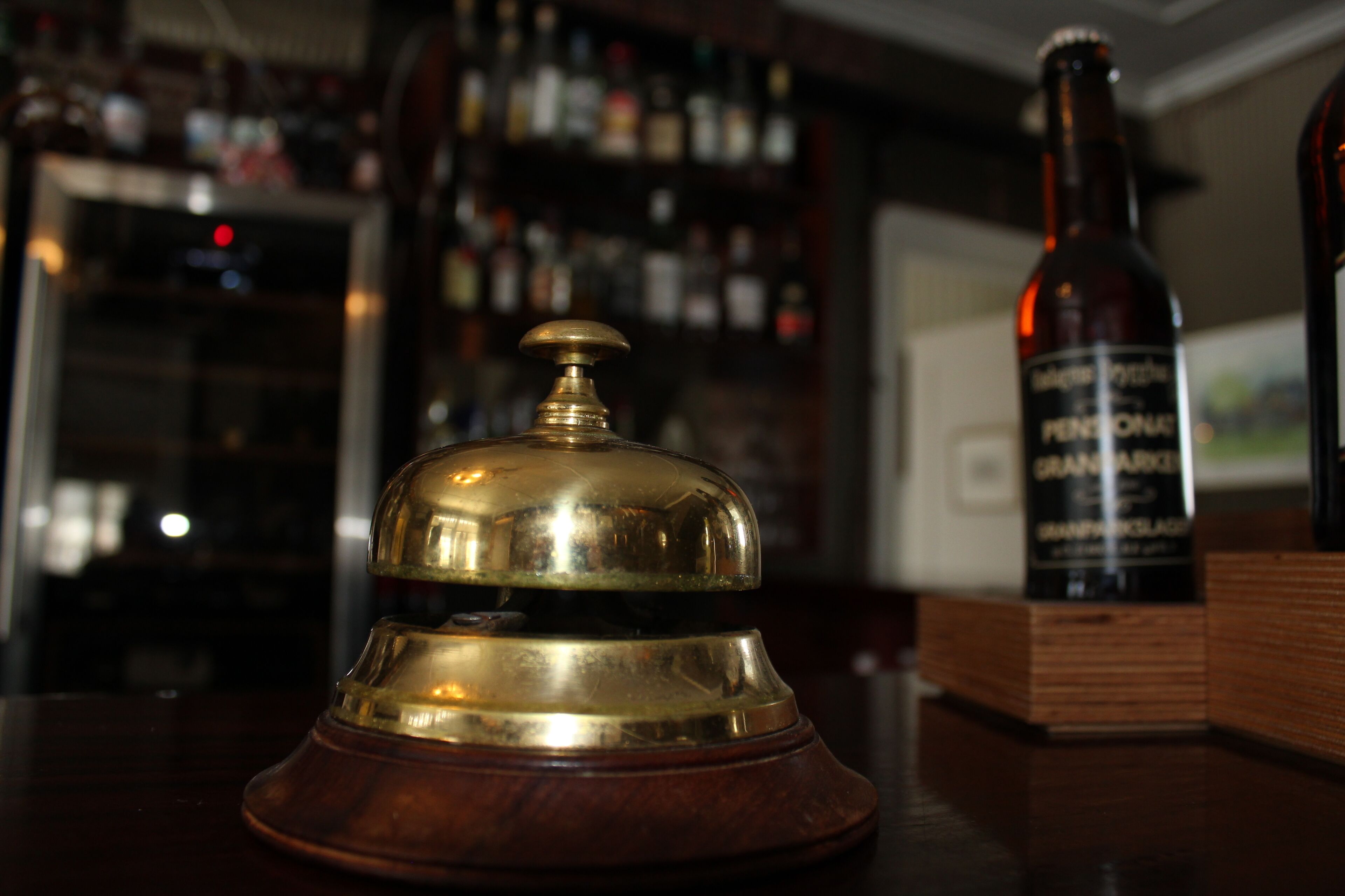 Eine Bar mit einer Grand Marnier-Flasche auf einem Holzbalken.