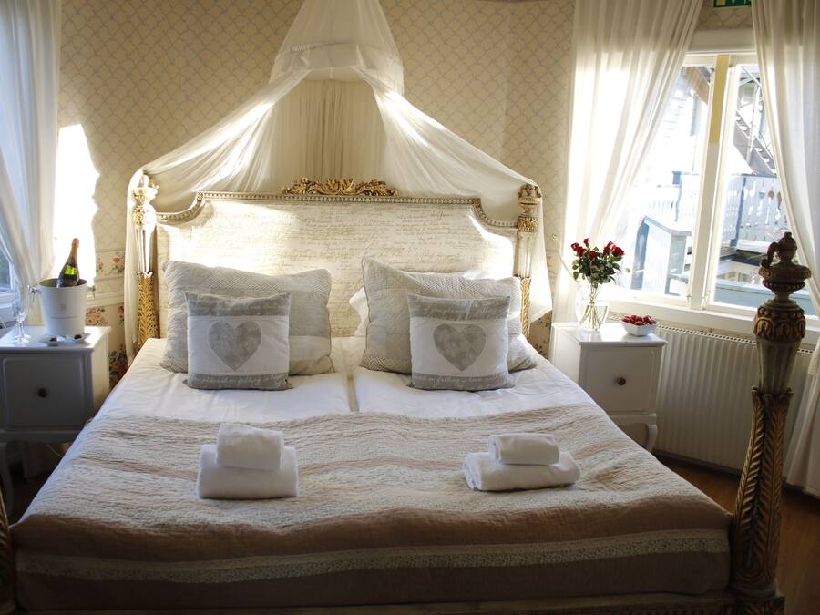 بديكورات فريدة لكل غرفة وطراز فريد لكل وحدة ومكواة/لوح كي