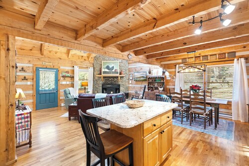 A Portofino Cabin: Mountain Log Cabin, Hot Tub, Pet Friendly, Wood Fireplace