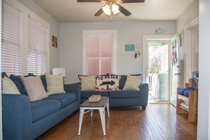 Smart TV, books, video library, stereo - Experience Midtown charm near Galveston Seawall (Galveston)