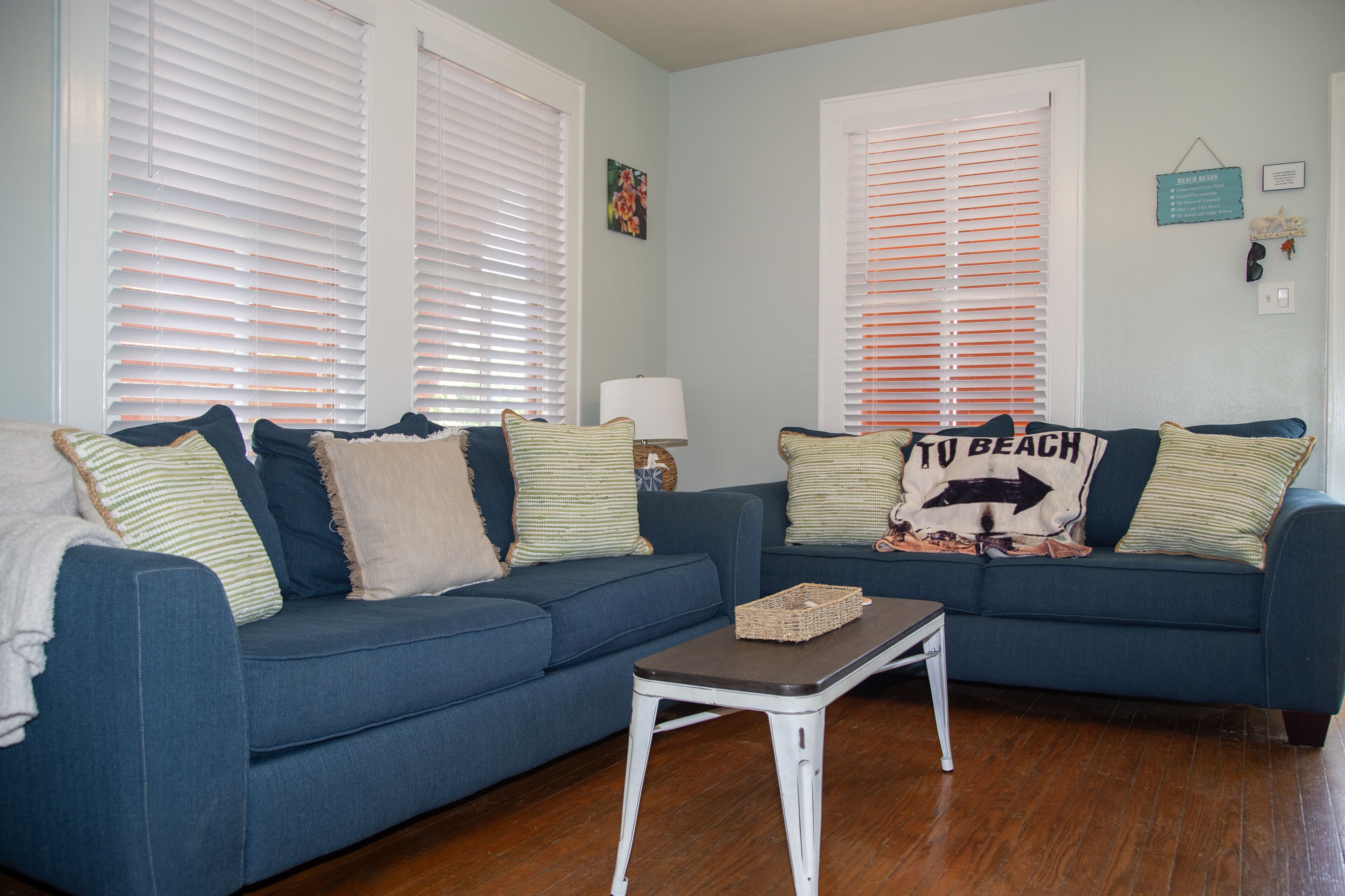 Smart TV, livros, videoteca, aparelho de som