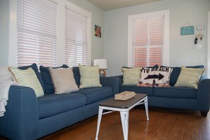 Smart TV, books, video library, stereo - Experience Midtown charm near Galveston Seawall (Galveston)