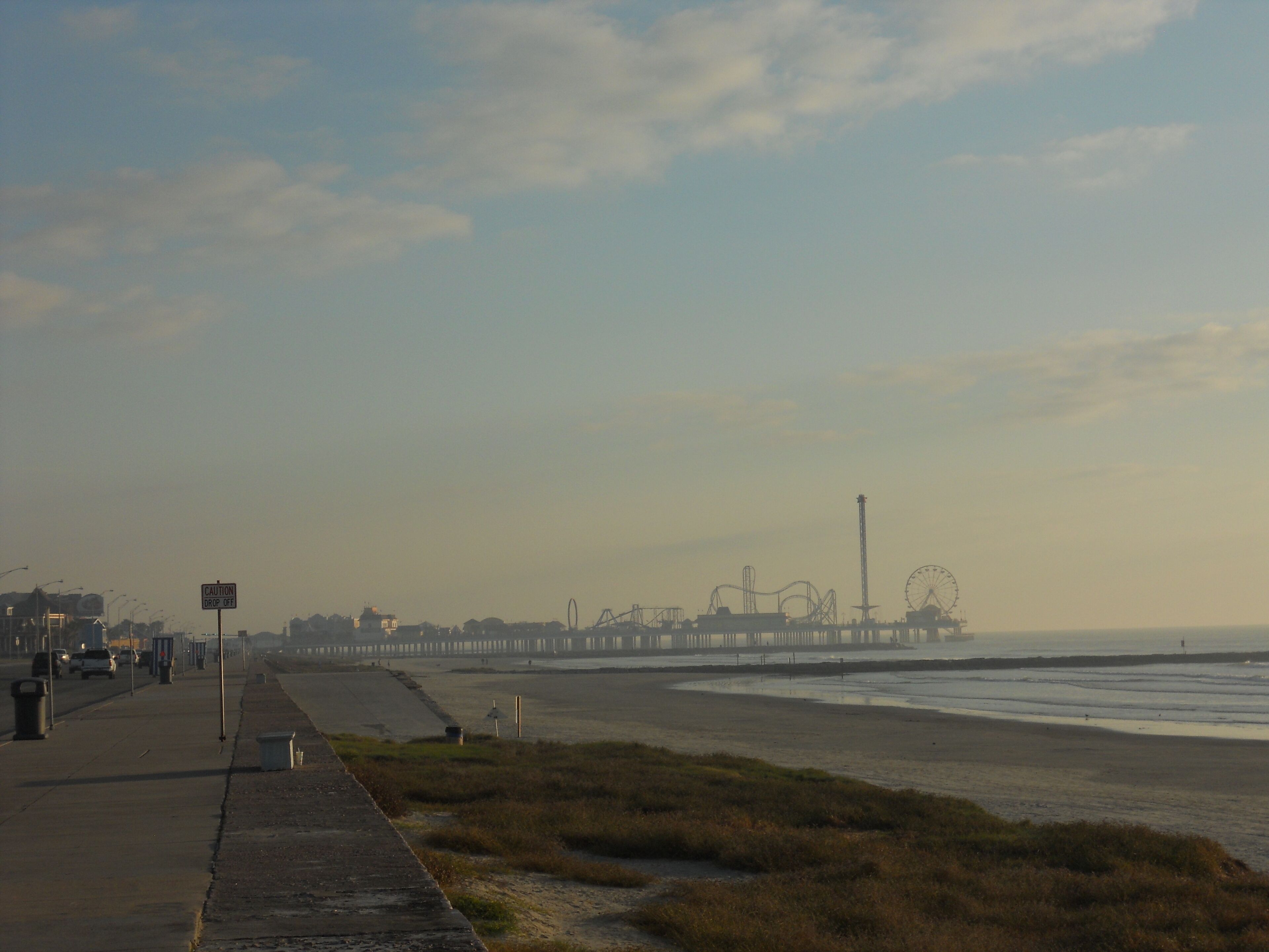 Playa en los alrededores, camastros y toallas de playa 