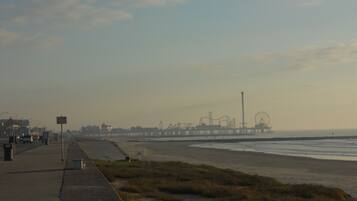 Perto da praia, espreguiçadeiras, toalhas de praia