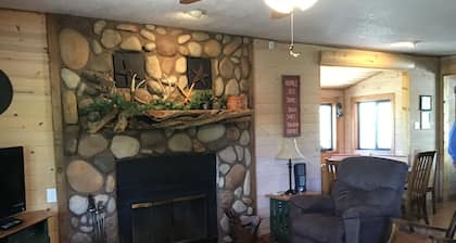 PEACEFUL, EASY FEELING, HOT TUB!
FIREPLACE! PETS BY APPROVAL. WEEKLY DISCOUNTS