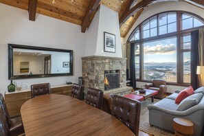 Smart TV y chimenea 