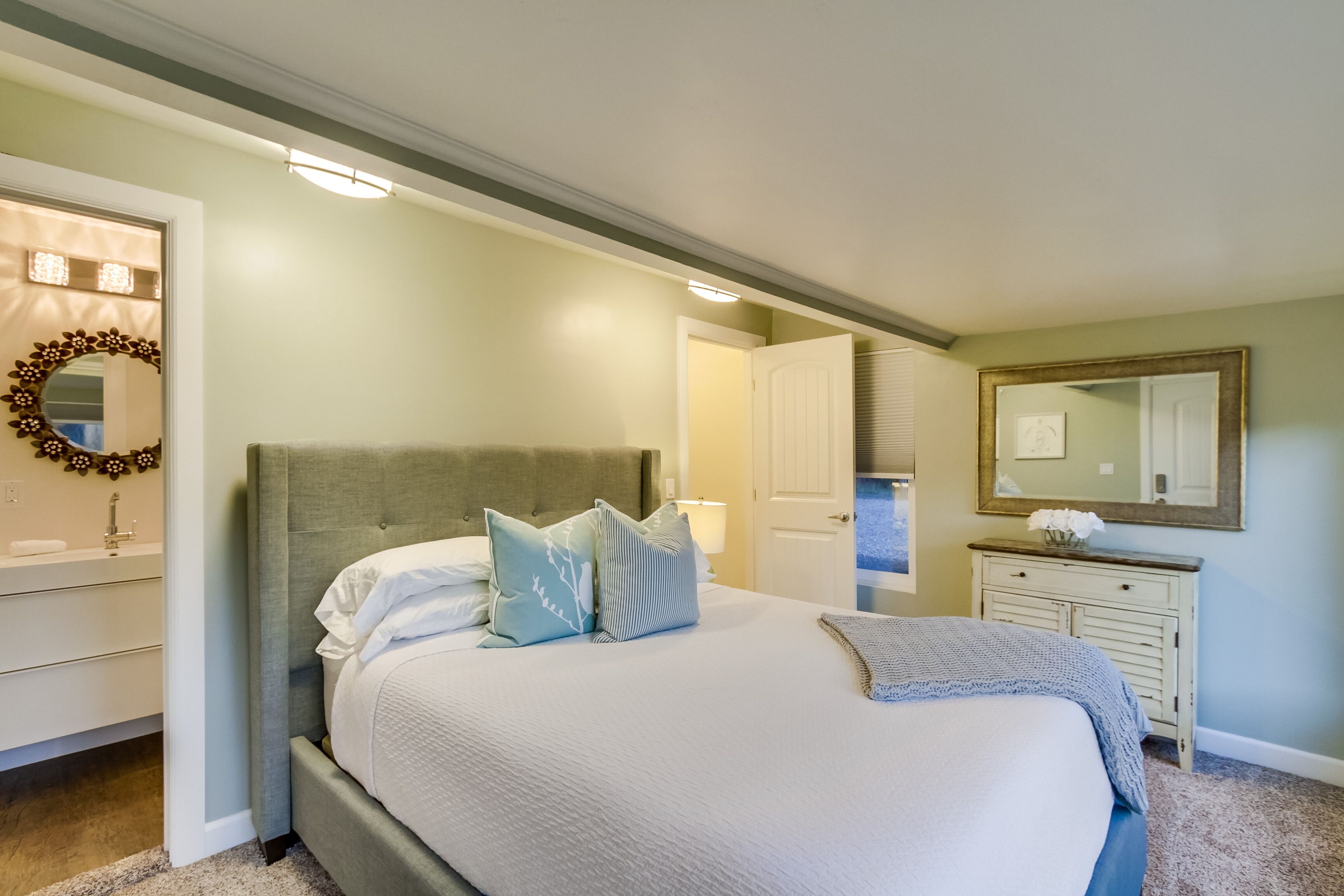 5 bedrooms, iron/ironing board, free WiFi, bed sheets