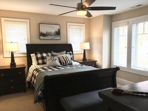 3 slaapkamers, een strijkplank/strijkijzer, gratis wifi, beddengoed