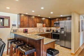 Fridge, microwave, oven, toaster - ✨ Newly Remodeled Sleeps 8 Pool, Hot Tubs,Fireplace, Private Deck (Steamboat Springs)