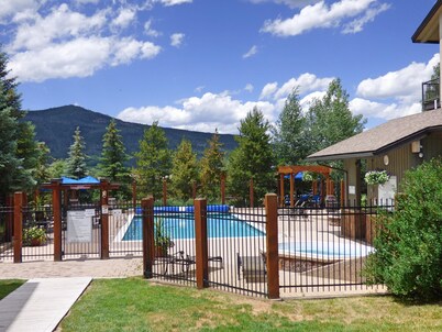 ✨ Newly Remodeled Sleeps 8 Pool, Hot Tubs,Fireplace, Private Deck