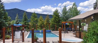 ✨ Newly Remodeled Sleeps 8 Pool, Hot Tubs,Fireplace, Private Deck