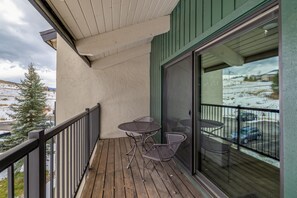 Outdoor dining - ✨ Newly Remodeled Sleeps 8 Pool, Hot Tubs,Fireplace, Private Deck (Steamboat Springs)
