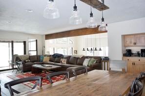 Smart TV, caminetto, videogiochi, videoteca