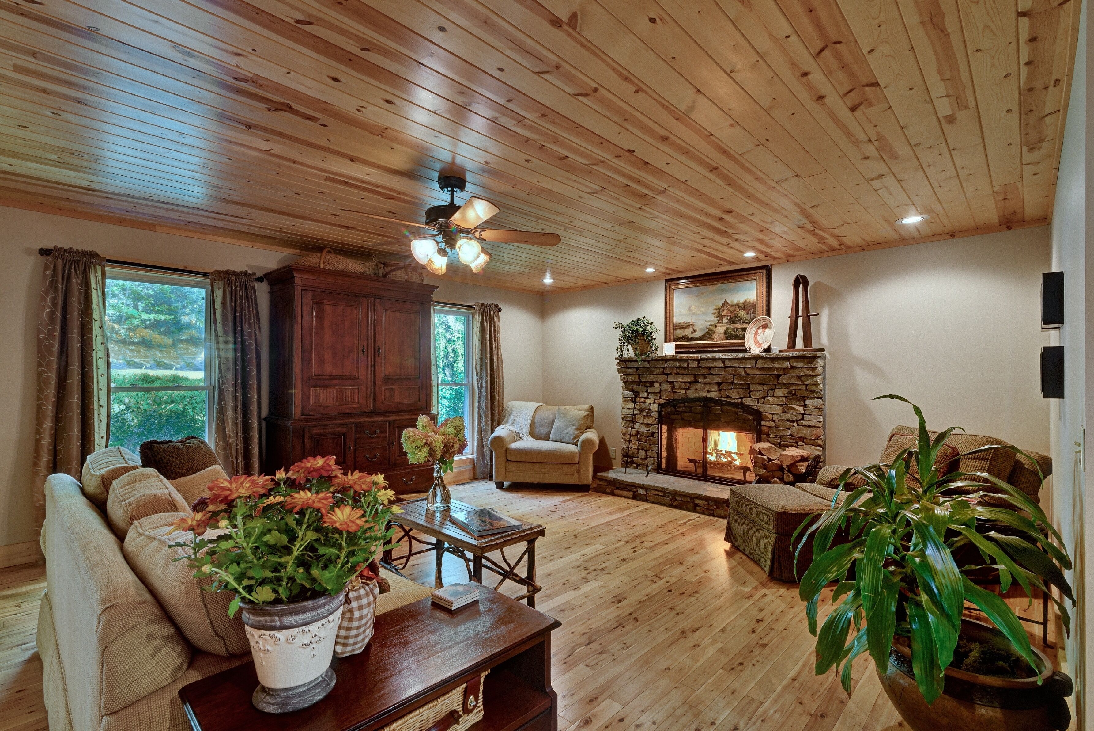 Peaceful Highlands Retreat, 8 Min to Main St., Nestled on 3 Wooded Acres