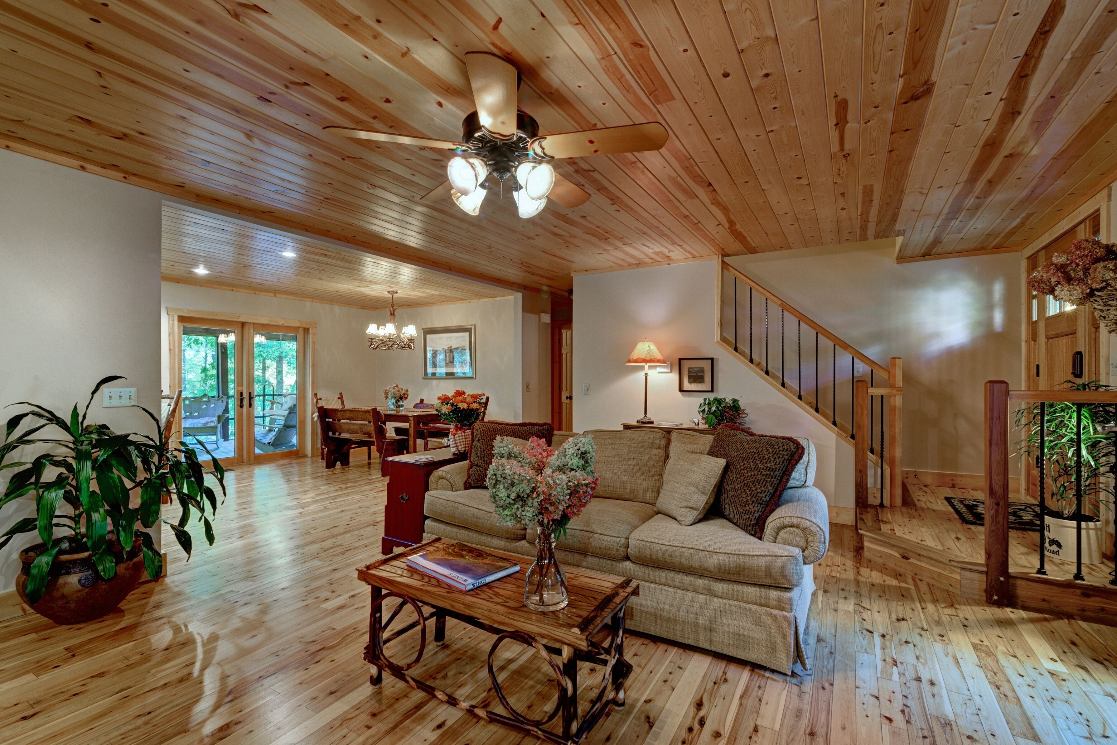 Peaceful Highlands Retreat, 8 Min to Main St., Nestled on 3 Wooded Acres