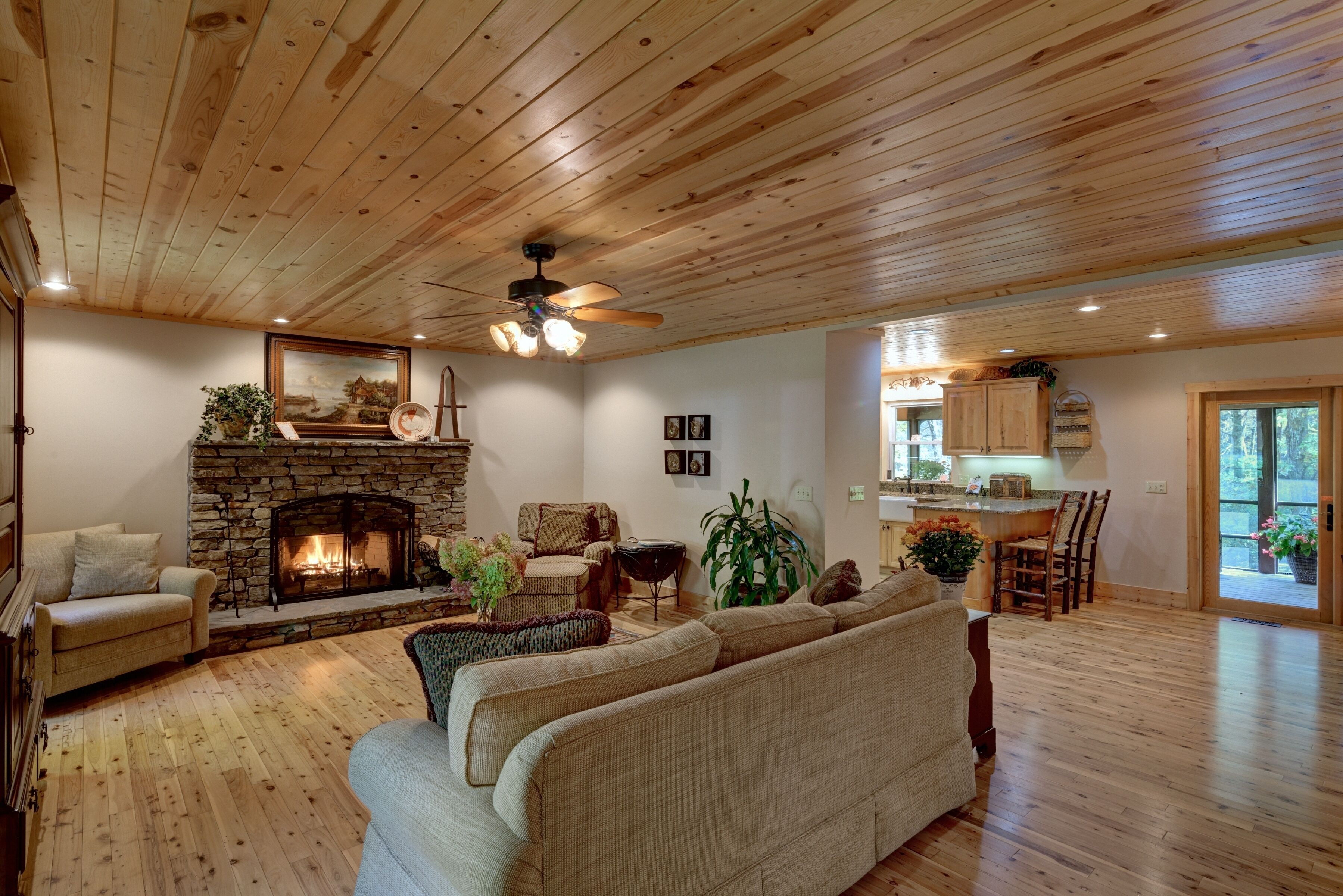 Peaceful Highlands Retreat, 8 Min to Main St., Nestled on 3 Wooded Acres