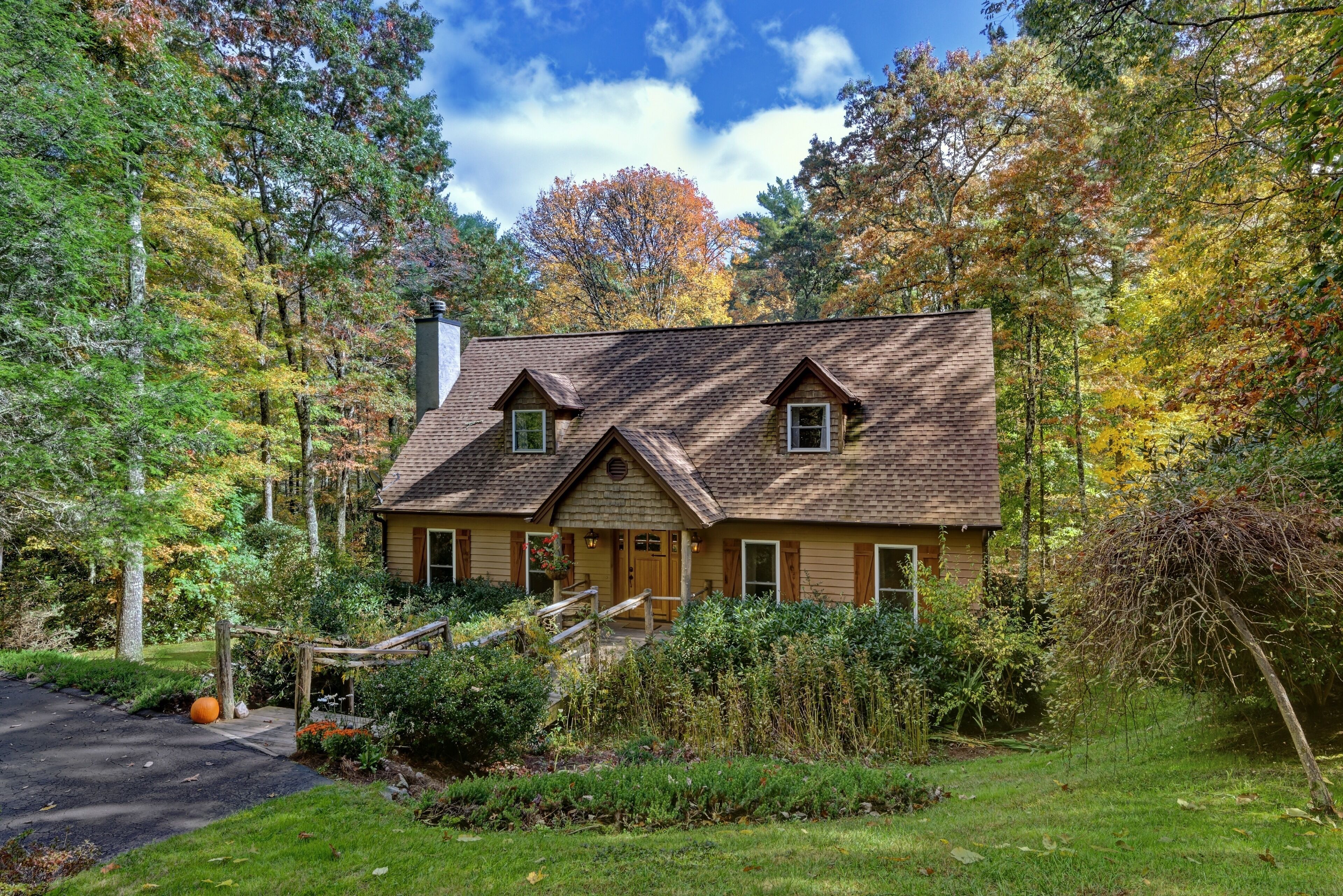 Peaceful Highlands Retreat, 8 Min to Main St., Nestled on 3 Wooded Acres