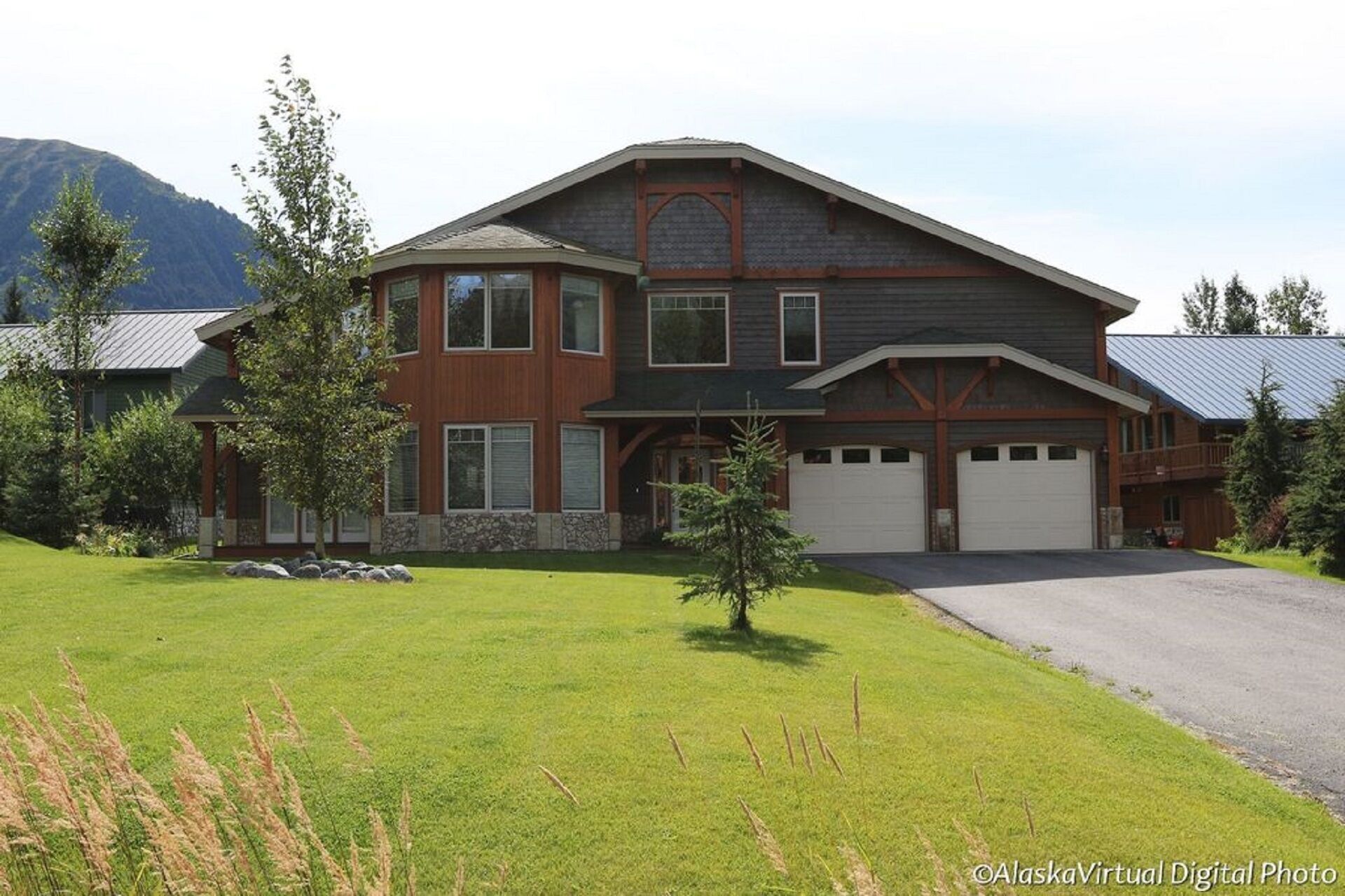 Mountain luxury; 3200 sq ft home with view, pool table and close to skiing!