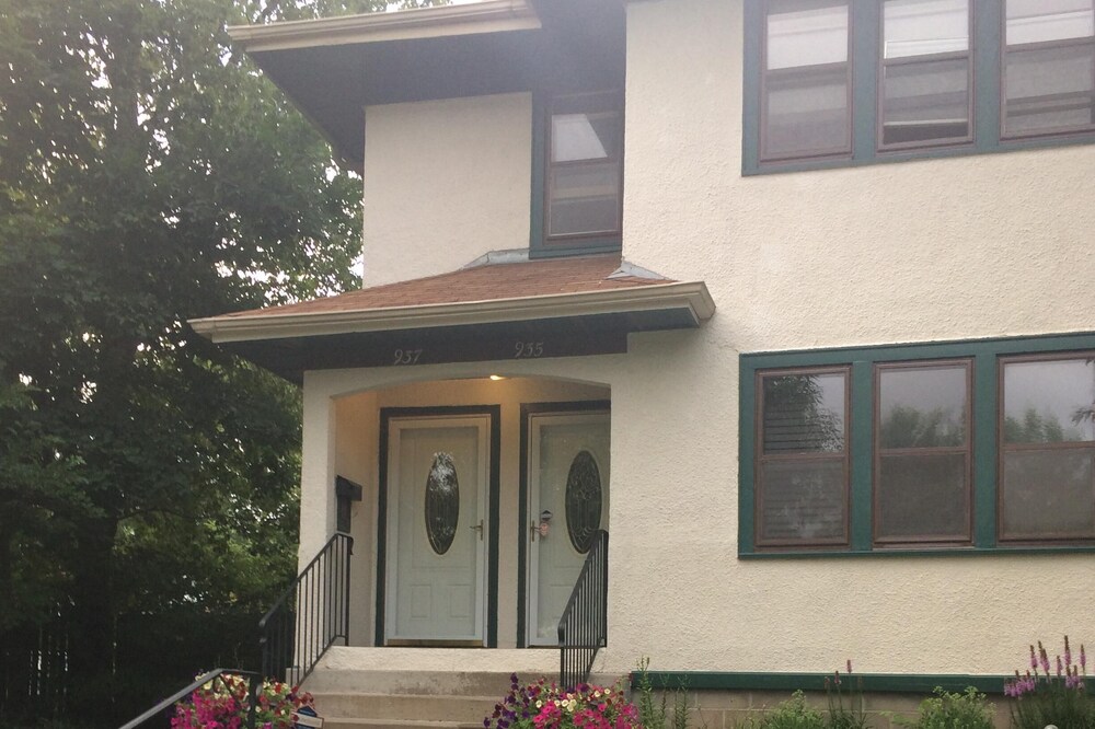Bright Spacious St. Paul Duplex- Upper Level