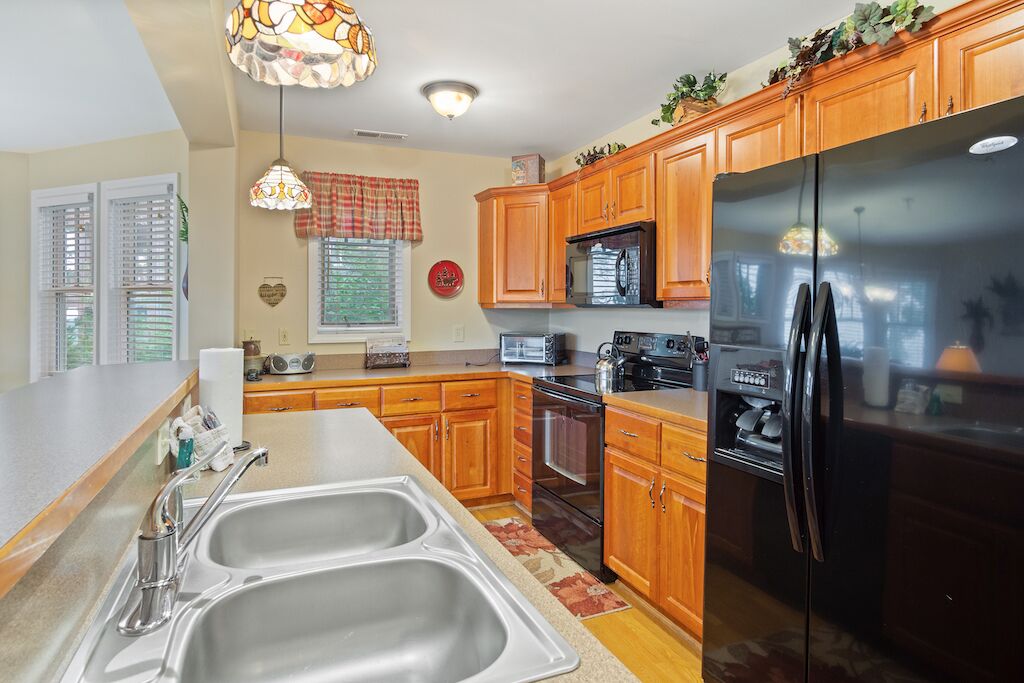 Dishwasher, coffee/tea maker, cookware/dishes/utensils, dining tables