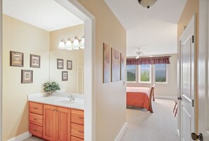 2 عدّة غرف نوم ومكواة/لوح كي وخدمة الإنترنت وملاءات أسرّة