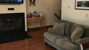 TV connectée, cheminée, lecteur de DVD, baby-foot