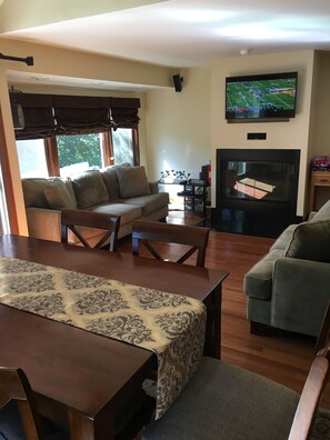 Smart-TV, Kamin, DVD-Player, Tischfußball