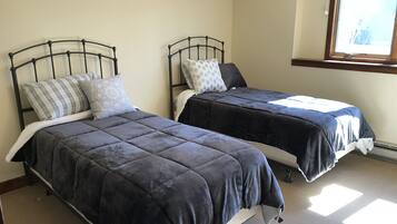 3 habitaciones, escritorio, tabla de planchar con plancha y wifi gratis