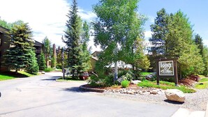 Una calle residencial con un letrero que indica The Lodge at Steamboat Springs.