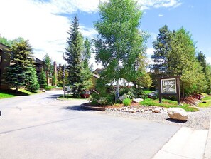 Property grounds - ⭐️ Ground Floor No Steps ⎮ Mountain Village + WIFI + Fireplace + Hot Tubs (Steamboat Springs)