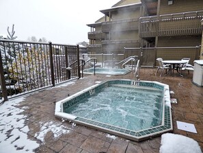 Outdoor spa tub - ⭐️ Ground Floor No Steps ⎮ Mountain Village + WIFI + Fireplace + Hot Tubs (Steamboat Springs)