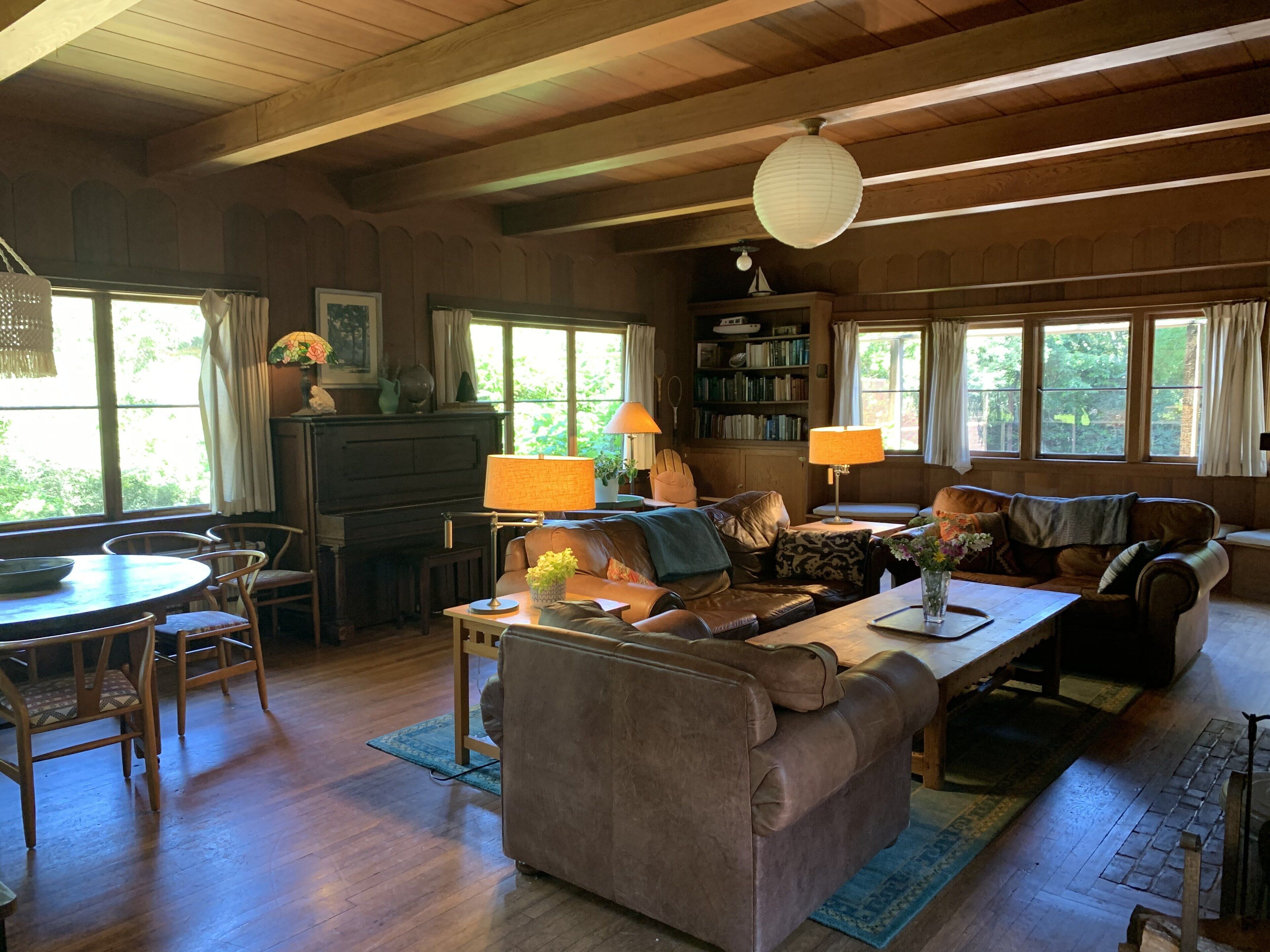 Rustic family vacation retreat with private tennis court (dogs welcome!)