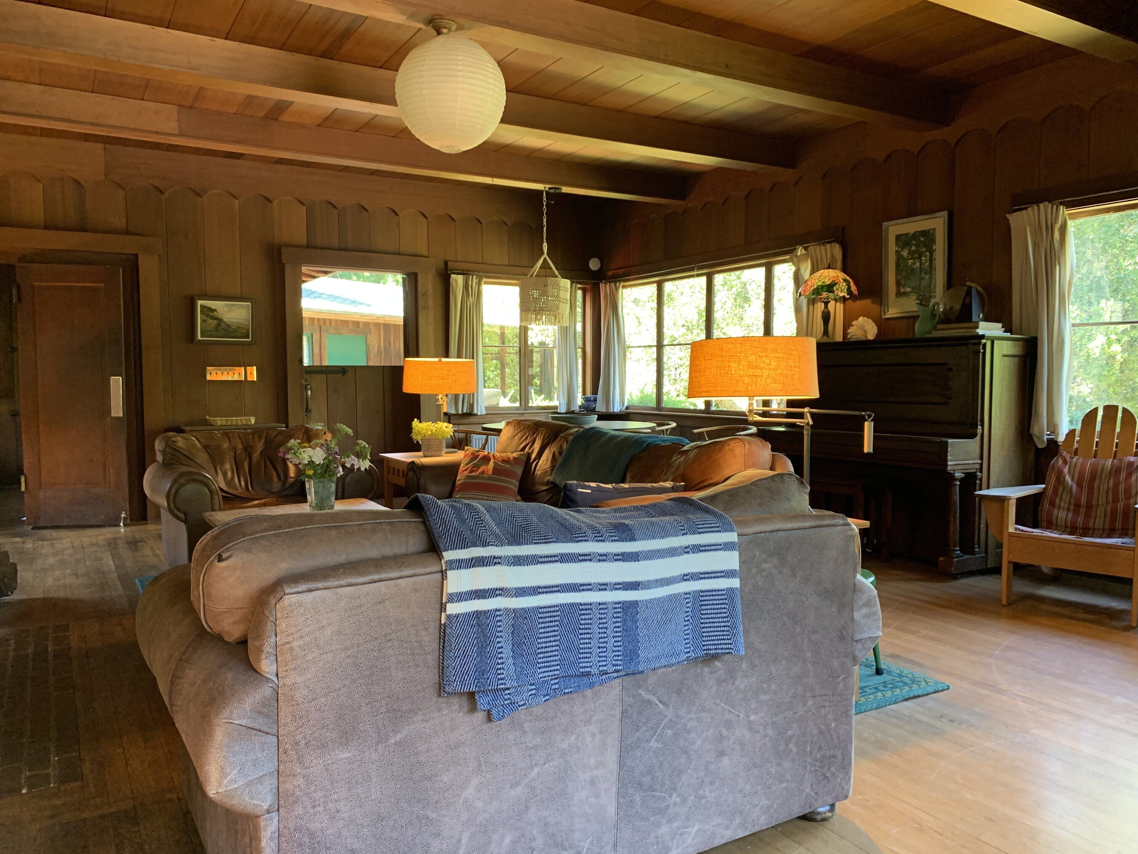 Rustic family vacation retreat with private tennis court (dogs welcome!)