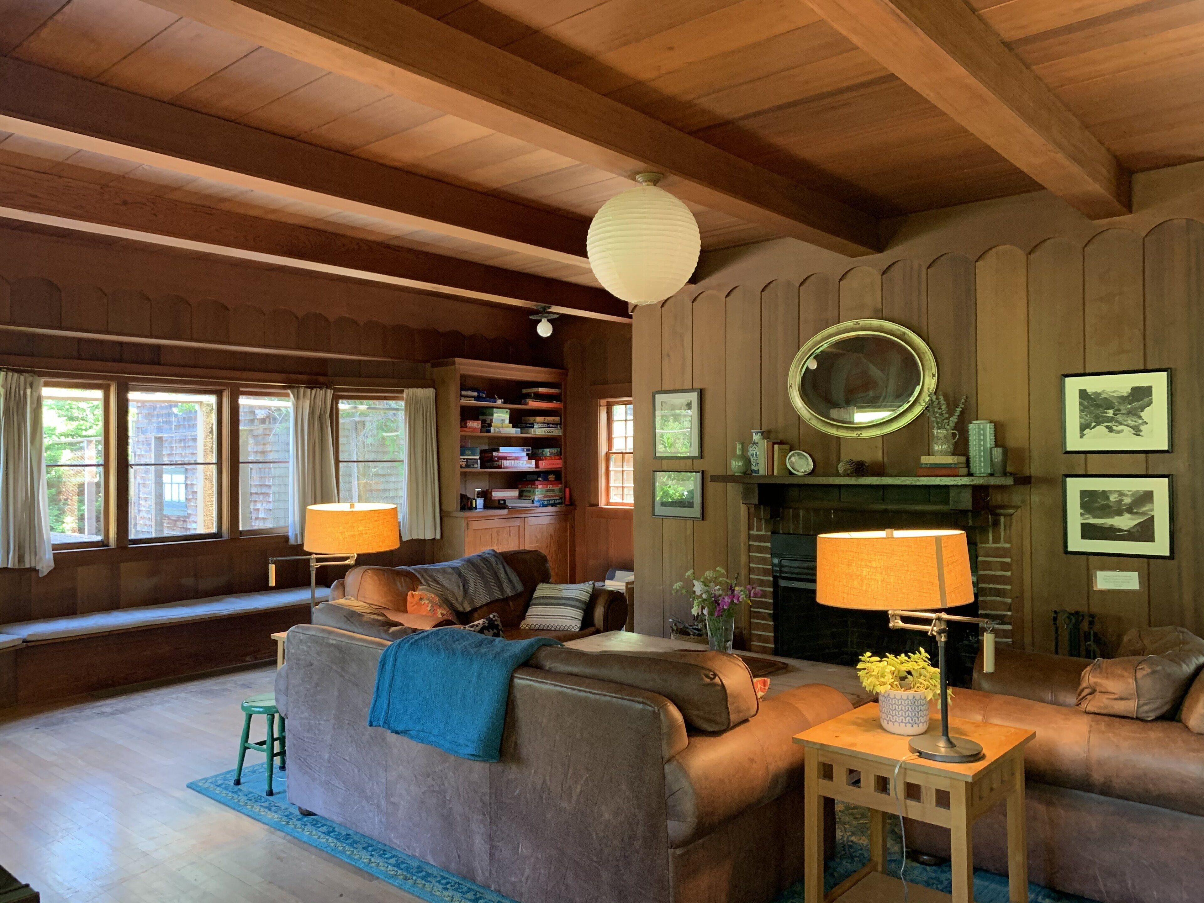 Rustic family vacation retreat with private tennis court (dogs welcome!)