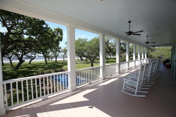 Property grounds - 20 Oaks Beautiful location and home on the Beach (Pass Christian)