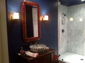 Baignoire, sèche-cheveux, serviettes fournies, savon