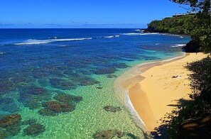 Sur la plage, chaise longue, serviettes de plage