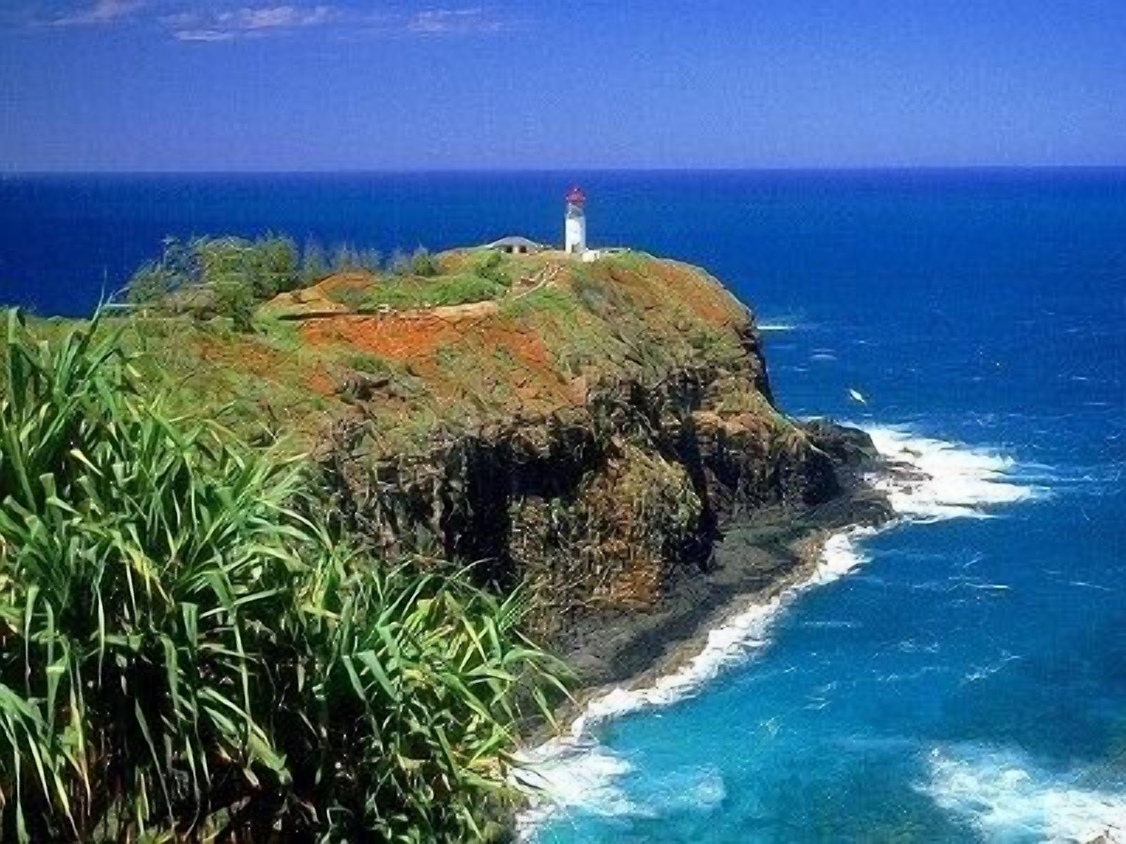 Un paysage côtier avec un phare perché sur une falaise, entouré de verdure et de l’océan.