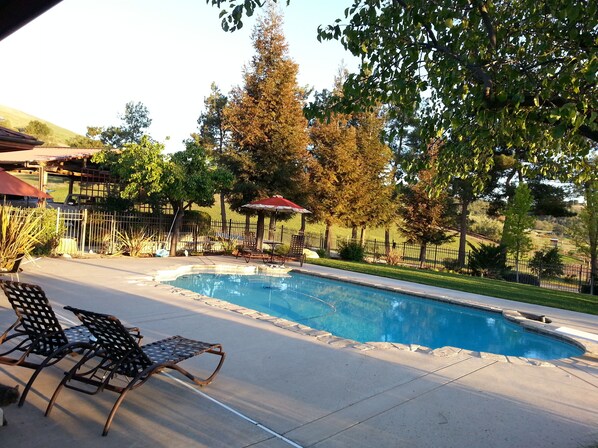 حمّام سباحة خارجي